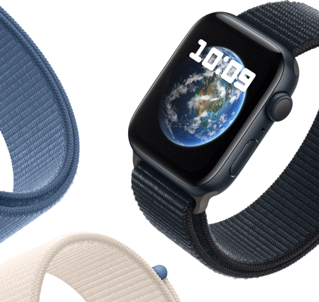 Gezegenimiz Dünya’nın gösterildiği Astronomi duvar kağıdının yer aldığı Apple Watch SE ve Spor Loop kordon