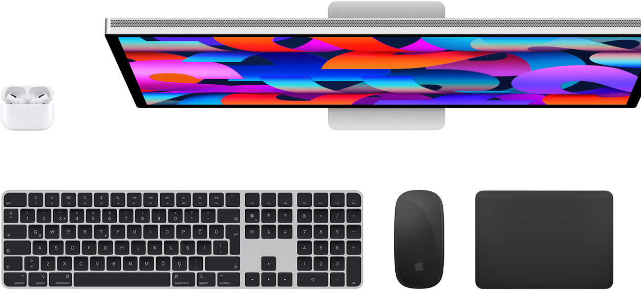 AirPods, Studio Display, Magic Keyboard, Magic Mouse ve Magic Trackpad’in üstten görünümü.