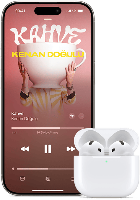 iPhone’un yanında duran, açık şarj kutusu içinde AirPods Pro görünümü