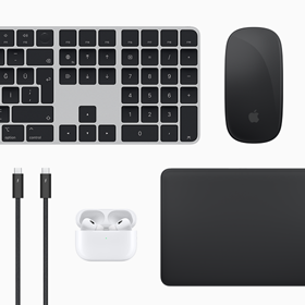 Magic Keyboard, Magic Mouse, Magic Trackpad, AirPods ve Thunderbolt kabloları gibi Mac aksesuarlarının üstten görünümü