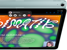12MP Center Stage kameraya sahip iPad Air’in ekranında bir kullanıcının FaceTime kullandığı gösteriliyor, arka yüzeyi ve kamerası görülen başka bir iPad Air modelinin önünde olduğu görülüyor