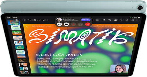 Mavi renk iPad Air, üstten dış görünüm, ekranda FaceTime görüntülü arama sırasında ekran paylaşımı özelliğinin Keynote uygulamasıyla kullanıldığı gösteriliyor, arkadan dış görünüm, 12 MP Geniş arka kamera, ses yükseltme düğmesi, ses azaltma düğmesi