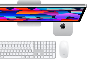 Studio Display’in altına yerleştirilmiş Mac mini, Sayısal Tuş Takımlı Magic Keyboard, Magic Mouse