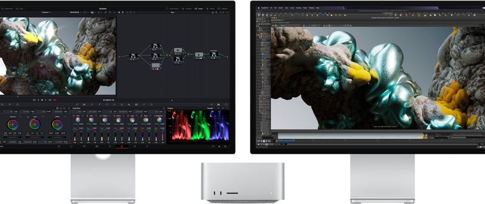 Mac Studio’nun her iki yanında birer adet Studio Display ve Studio Display XDR ekran bulunuyor, ekranlarda sanatçı çalışma alanı, 3D modelleme yazılımı ve araçları gösteriliyor
