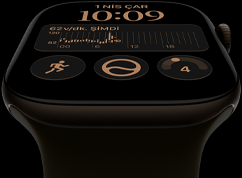 Apple Watch Series 12, alüminyum kasa, koyu bronz renk, Modüler saat kadranı, komplikasyonlar: gün ve tarih, Antrenmanlar, Aktivite halkaları, Apple Music, sağ dış görünüm, Digital Crown, Spor Kordon, klasik zeytin yeşili renk