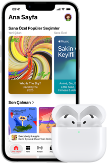 iPhone 17e, önden dış görünüm, Ana Ekran’ın açık olduğu Apple Music uygulaması, açık MagSafe Şarj Kutusu’ndaki AirPods Pro 3’ün yanında duruyor