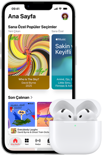iPhone 17e, önden dış görünüm, Ana Ekran’ın açık olduğu Apple Music uygulaması, açık MagSafe Şarj Kutusu’ndaki AirPods Pro 3’ün yanında duruyor