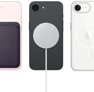 iPhone 17e, arkadan dış görünüm, açık pembe renk, MagSafe özellikli Mikro Dokuma Cüzdan takılı, iPhone 17e, arkadan dış görünüm, siyah renk, MagSafe Şarj Aygıtı takılı, iPhone 17e, arkadan dış görünüm, beyaz renk, MagSafe özellikli Şeffaf Kılıf takılı