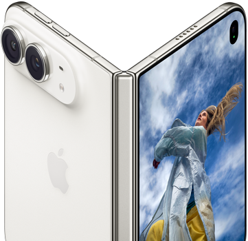iPhone Duo, yarı açık kitap pozisyonunda, ortasında menteşe mekanizması, soldaki dış arka panelde Apple logosu ve çift kamera, sağdaki dış ekranda sarı saçlı bir kişinin portresi yer alıyor