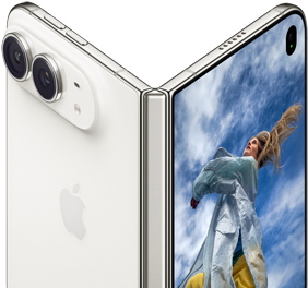 iPhone Duo, yarı açık kitap pozisyonunda, ortasında menteşe mekanizması, soldaki dış arka panelde Apple logosu ve çift kamera, sağdaki dış ekranda sarı saçlı bir kişinin portresi yer alıyor