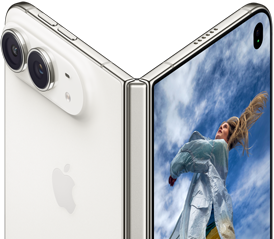 iPhone Duo, yarı açık kitap pozisyonunda, ortasında menteşe mekanizması, soldaki dış arka panelde Apple logosu ve çift kamera, sağdaki dış ekranda sarı saçlı bir kişinin portresi yer alıyor
