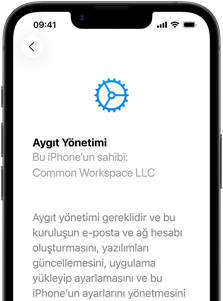Dikey pozisyondaki iPhone 17e’nin kısmi görünümü, Ayarlar uygulamasında Aygıt Yönetimi açık