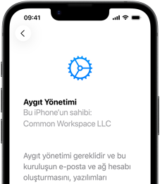 Dikey pozisyondaki iPhone 17e’nin kısmi görünümü, Ayarlar uygulamasında Aygıt Yönetimi açık